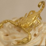 boccia in avorio intagliato con scorpione in oro 750/000, su base in marmo