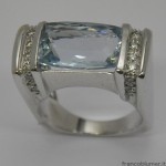 anello in oro bianco con acquamarina e diamanti
