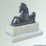 cavallo-mitologico-in-bronzo-su-marmo