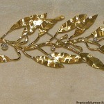 Ulivo - Spilla in oro giallo sbalzato, inciso, con brillanti