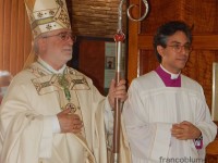 Il Vescovo Cetoloni con il pastorale di Franco Blumer